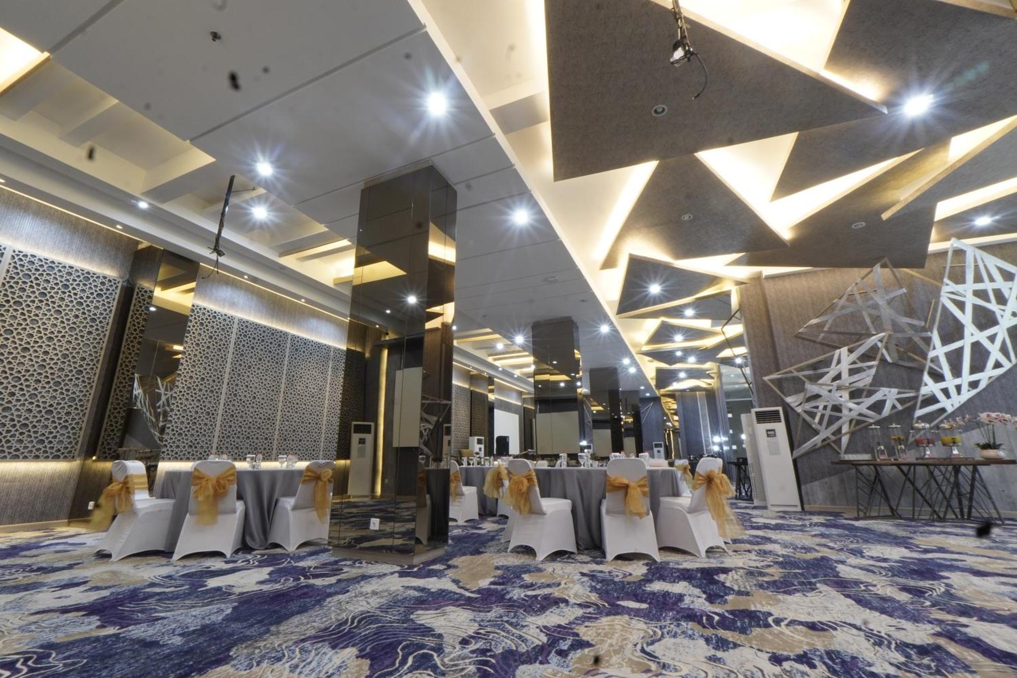 Grande Valore Hotel Cikarang Exterior photo