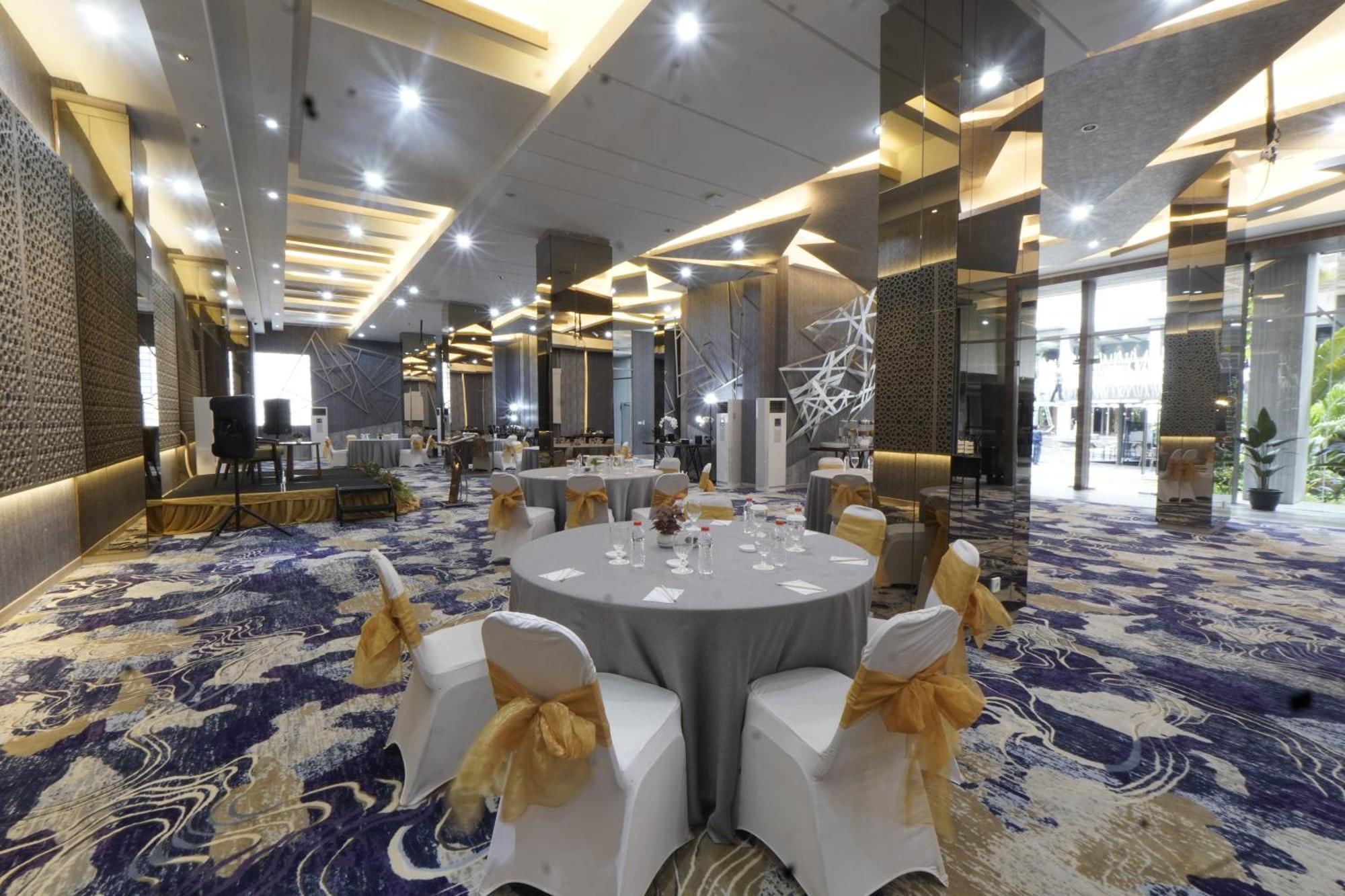 Grande Valore Hotel Cikarang Exterior photo